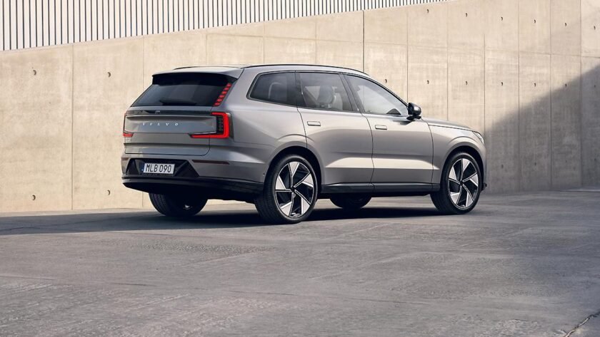 Volvo EX90 Front and Rear View